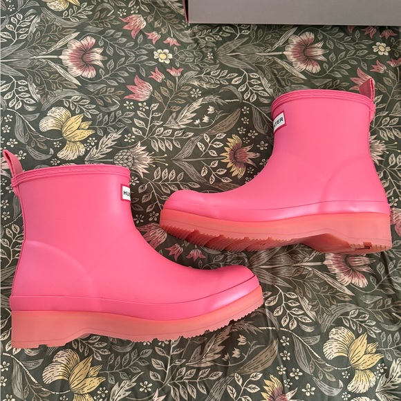 Hunter Women’s Bright Pink Rain Boots (Like New) - Picture 4 of 10